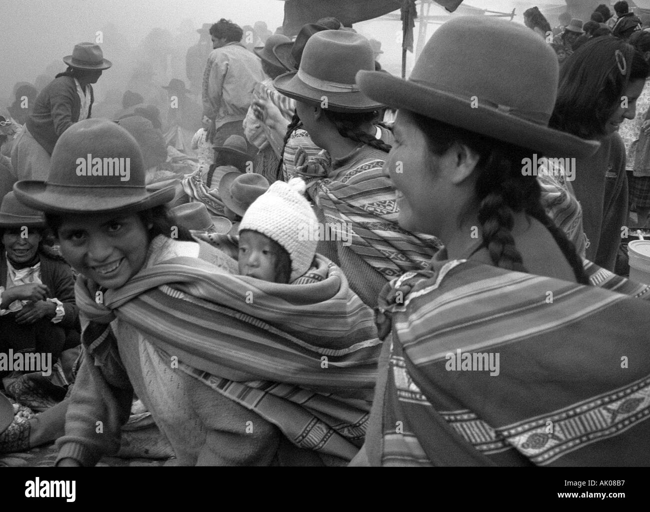 Les femmes autochtones groupe Portrait sourire transporter bébé câlin ensemble extérieur de l'épaule la tradition hat Pisac Pérou Amérique Latine du Sud Banque D'Images