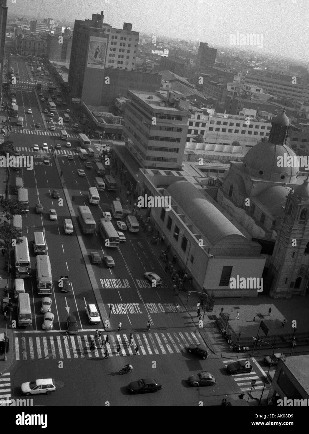 Rue Animée, vaste centre-ville autobus voiture homme femme marche zebra cross traffic light dome église profondeur Amérique Latine du Sud Pérou Lima Banque D'Images