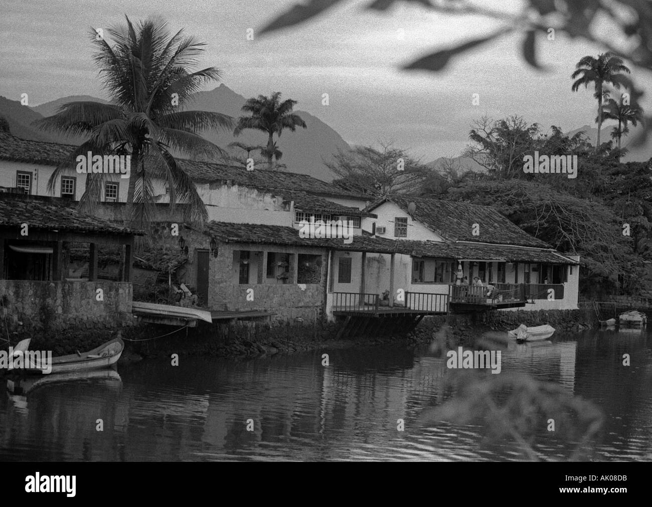 Traditionnel panoramique typique rural surréaliste palmier exotique tropical Paraty Rio de Janeiro Brésil Brasil Amérique Latine du Sud Banque D'Images