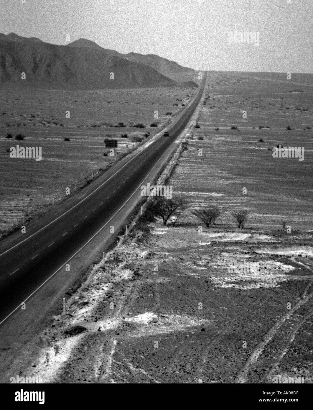 'Scribbles' vue panoramique désert aride et mystérieux célèbres lignes de Nasca Nazca Pérou route droite sans fin l'Amérique Latine du Sud Banque D'Images
