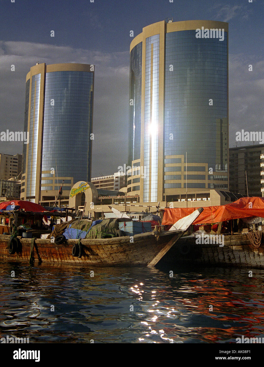 Paysage urbain moderne futuriste spectaculaire Hydropanorama de l'UAE Dubai Moyen Orient Asie du Sud Banque D'Images