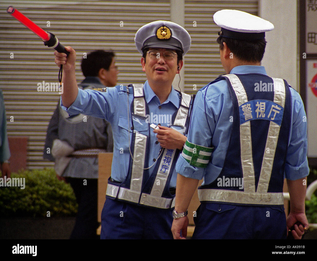 Stand policier paire posent une tradition rue guard hat point parler wrestle stick earphone Tokyo Japon Asie Orientale Banque D'Images