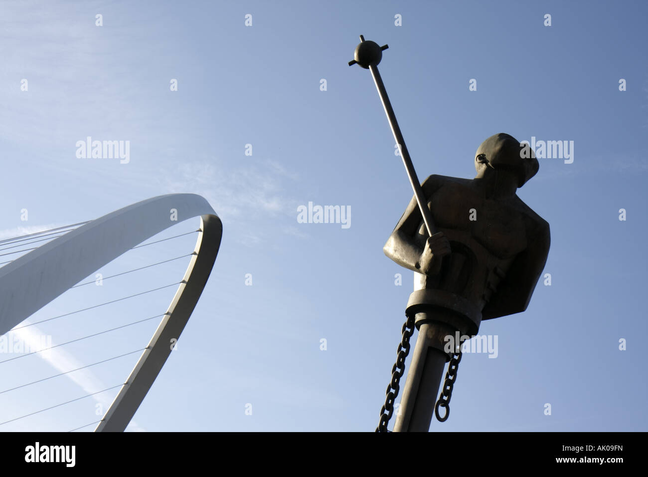 Royaume-Uni Angleterre Northumberland,Newcastle upon Tyne,Newcastle upon Tyne,Quayside,Gateshead Millennium Bridge,River God bronze sculpture,UK071005001 Banque D'Images