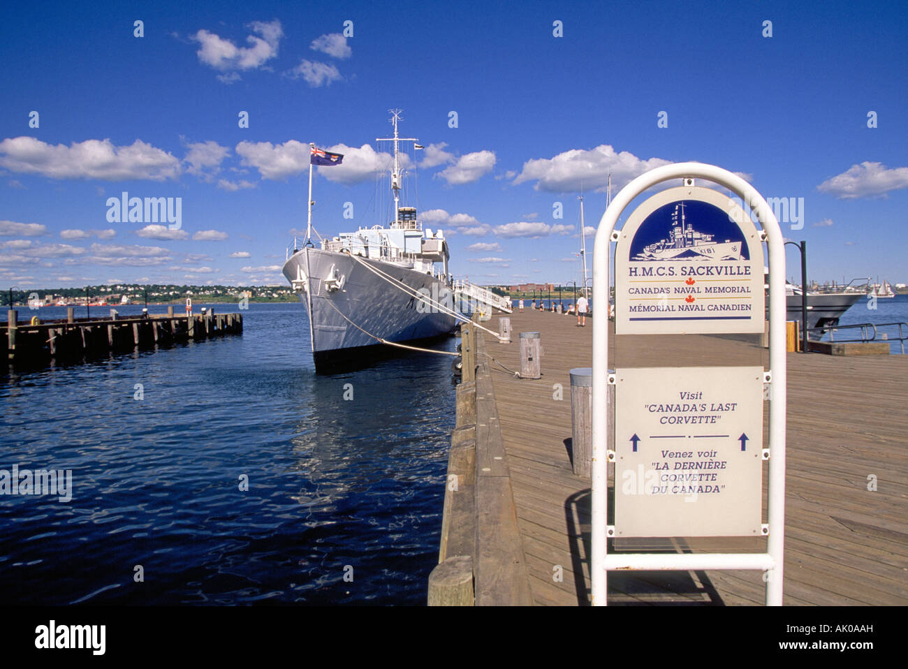 Une vue sur le centre-ville du front de mer de Halifax moderne et la Marine canadienne, le NCSM Sackville Memorial Banque D'Images