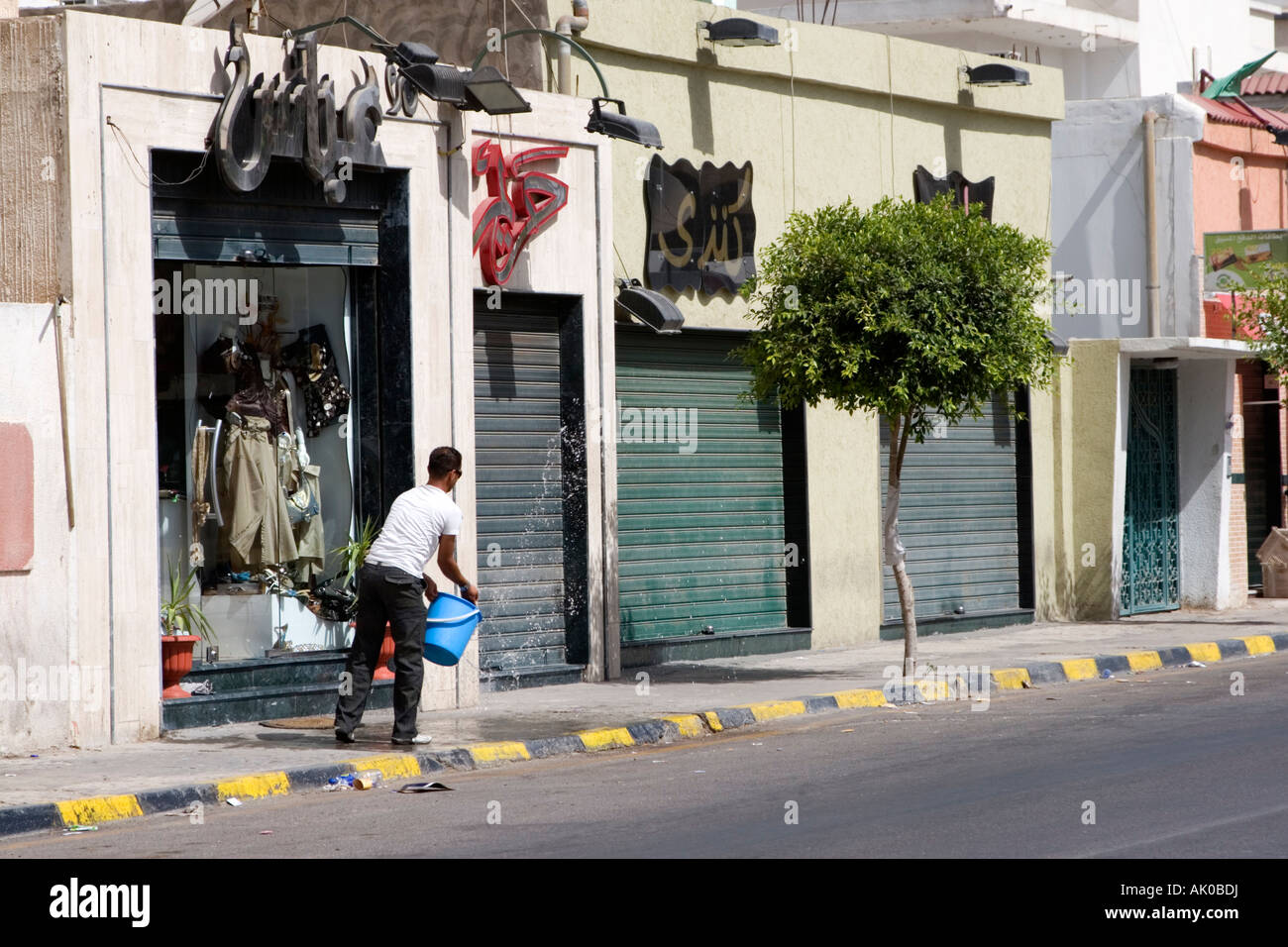 Tripoli (Libye). Scène de rue, Store, avant le nettoyage des trottoirs, Ben Ashour District Banque D'Images