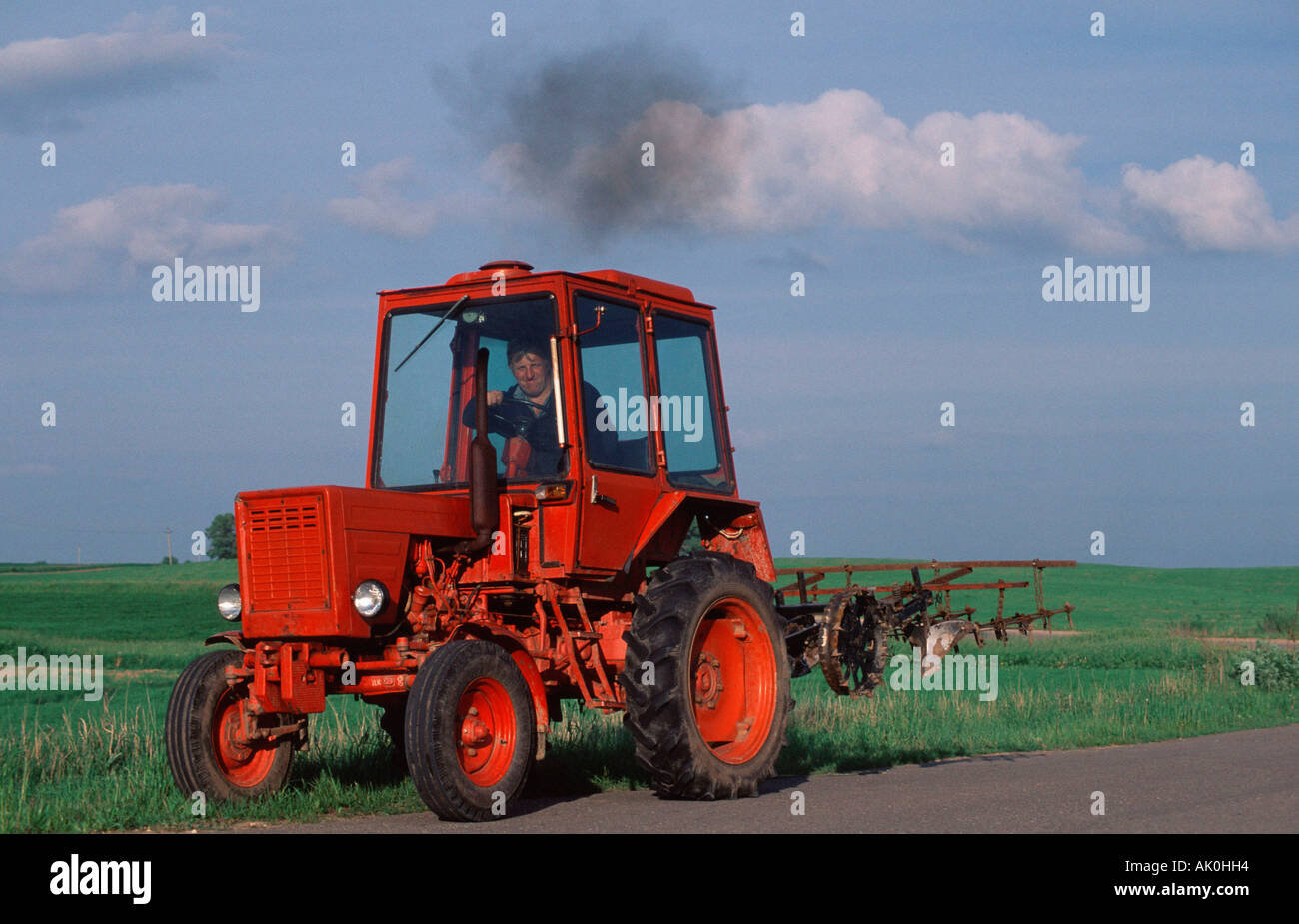 Agriculteur avec tracteur / Traktor mit Bauer Banque D'Images