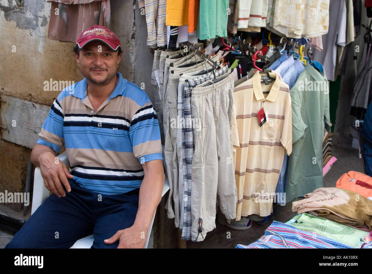 Tripoli (Libye). Scène de rue Medina, vendeur de vêtements Photo Stock -  Alamy