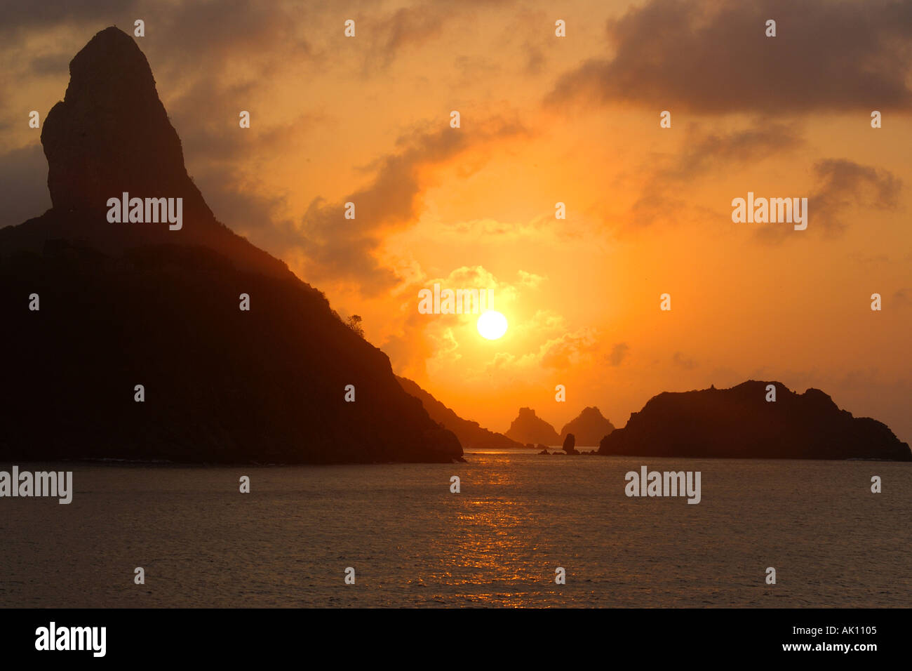 Coucher de Morro do Pico et îles Dois Irmãos Fernando de Noronha National Marine Sanctuary Pernambuco Brésil S Atlantic Banque D'Images