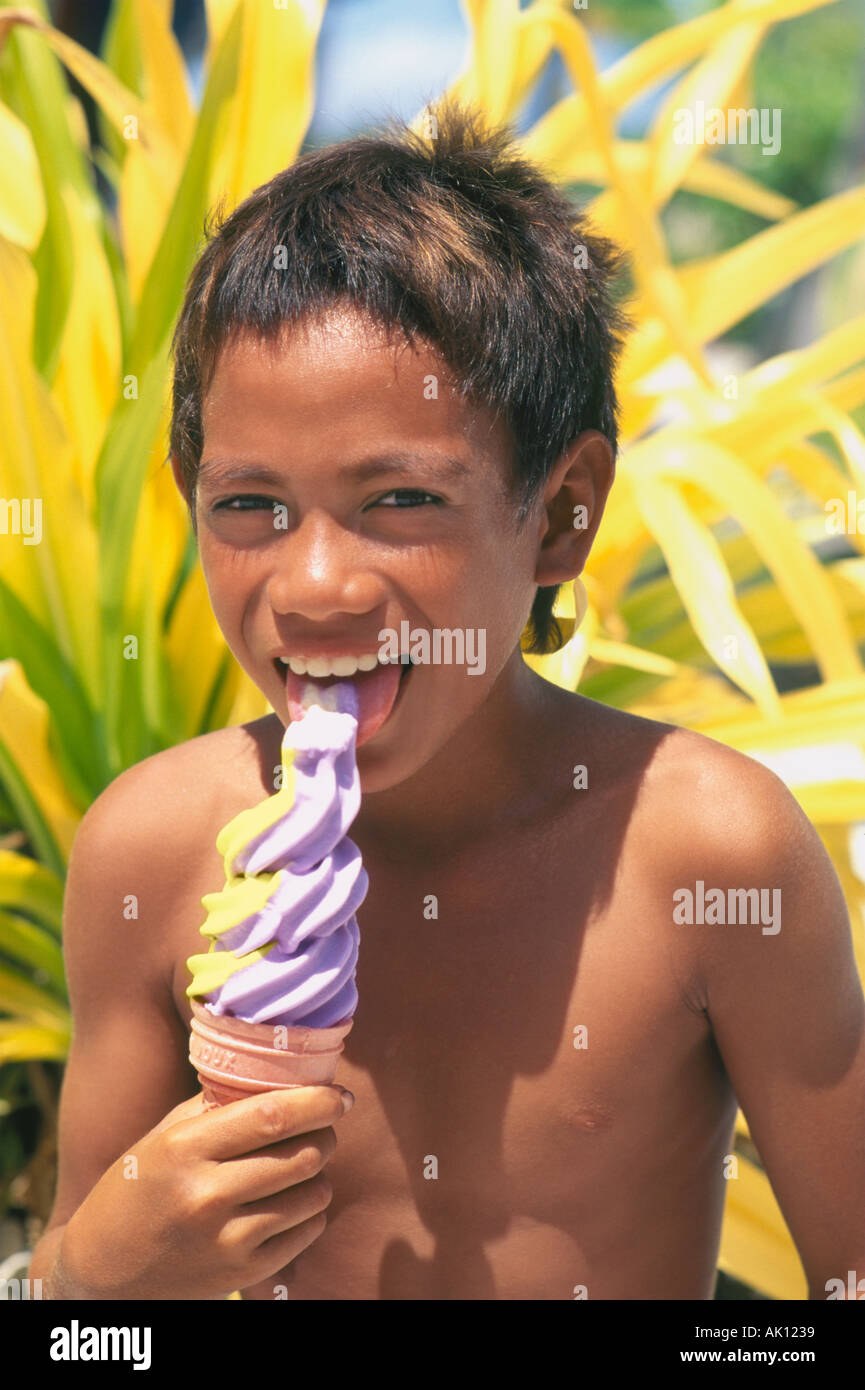 Le tahitien boy licking ice cream cone Banque D'Images
