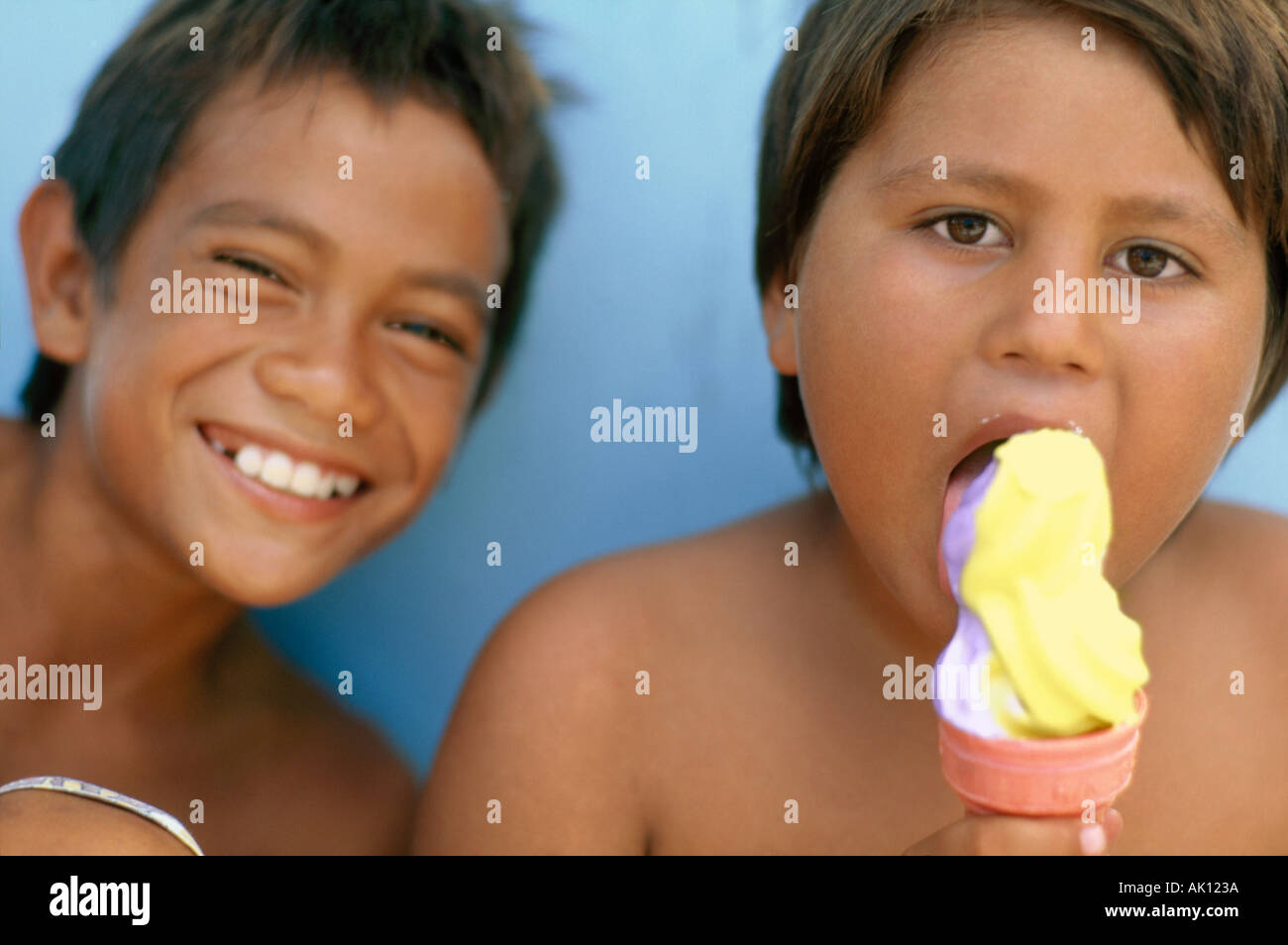 Les garçons de Tahiti avec ice cream cone, portrait Banque D'Images