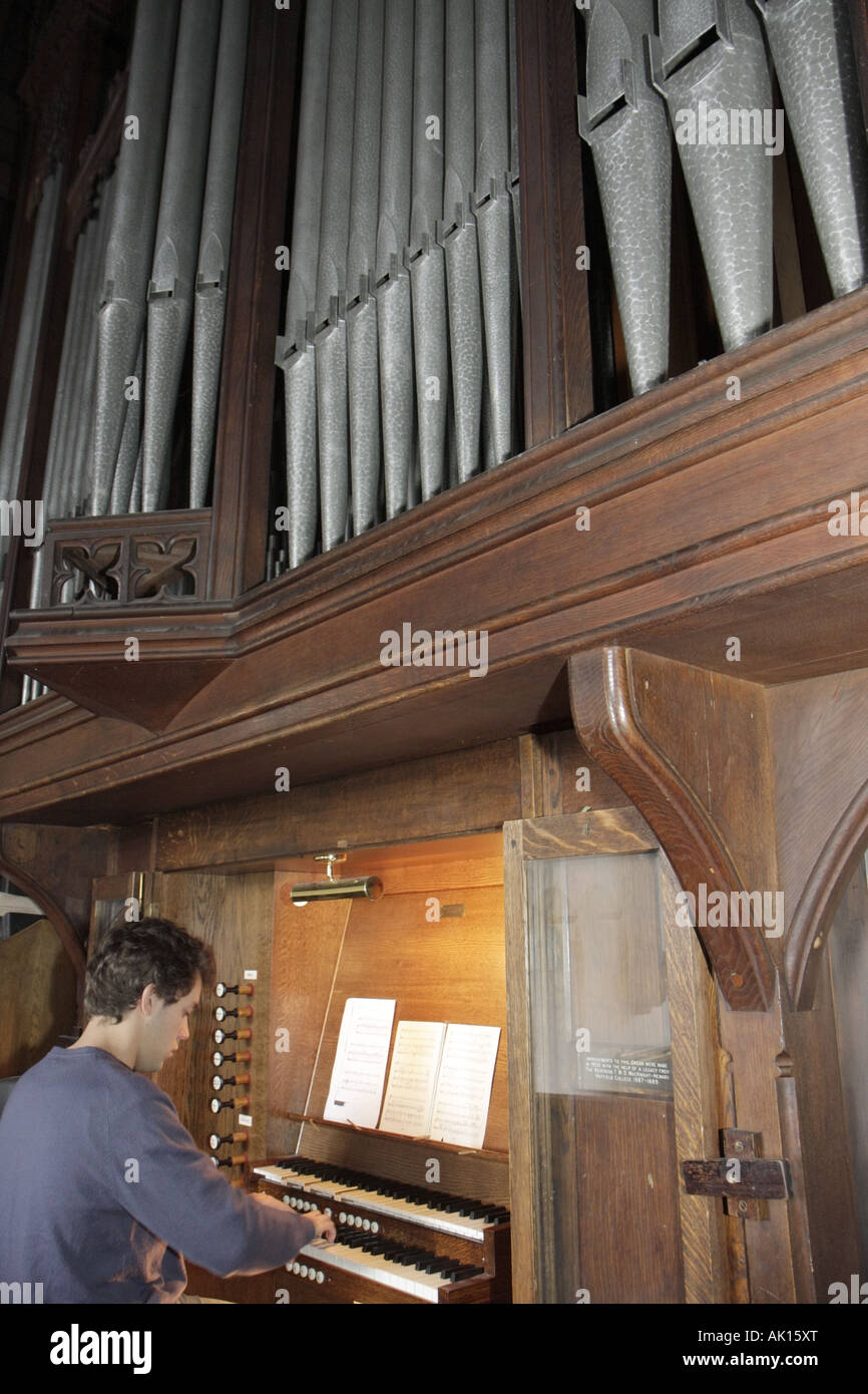 UK England County Durham,Durham City,Hatfield College Chapel,Pipe Organ,musique étudiant étudiants,élève,jouer,UK071012008 Banque D'Images