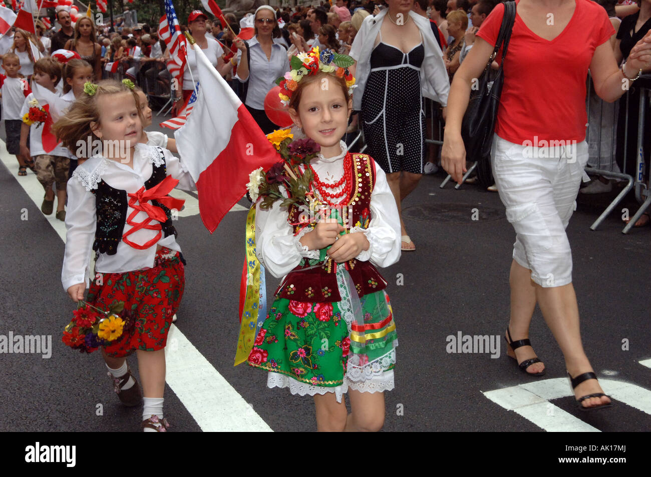 Des milliers de participants et spectateurs se réunissent sur la Cinquième Avenue pour la 70e Journée annuelle de la Parade de Pulaski Banque D'Images