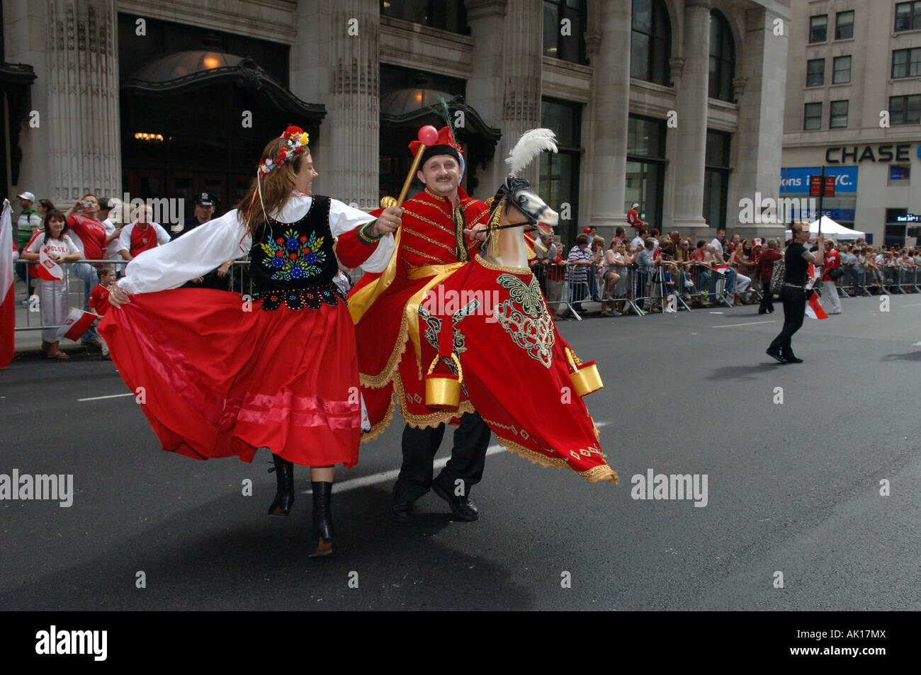 La danse folklorique traditionnelle polonaise sur la Cinquième Avenue à la 70e parade annuelle Journée Pulaski Banque D'Images