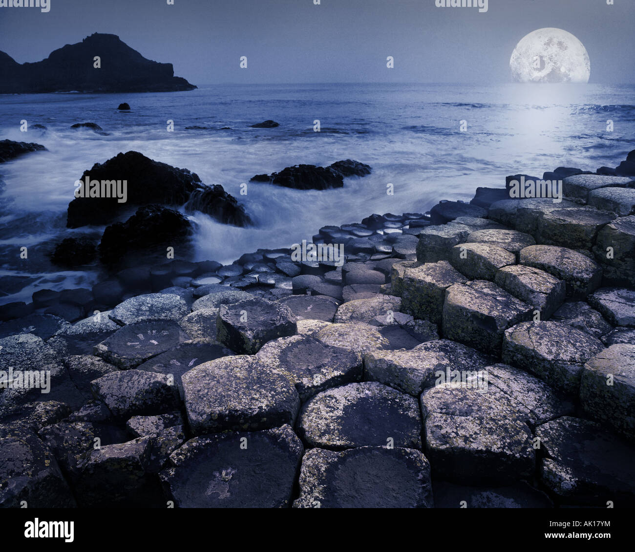 Fr - IRLANDE DU NORD : la lune à Giant's Causeway Banque D'Images