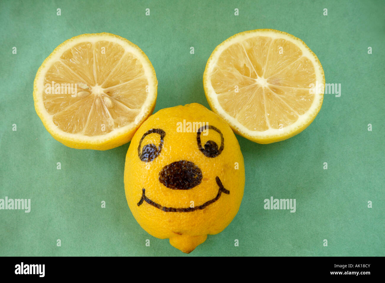Souris Citron Visage. Ensemble avec citron smiling face souris tirés sur lui et couper deux moitiés de citron au-dessus que les oreilles. Banque D'Images