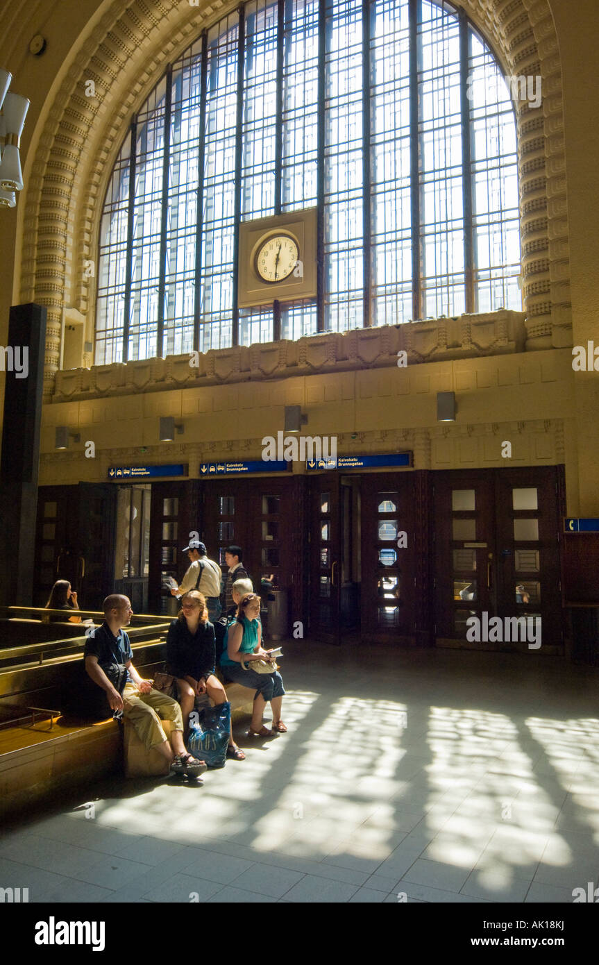 Passagers attendent à la gare Rautatieasema Helsinki Finlande Eliel Saarinen conçu par Banque D'Images