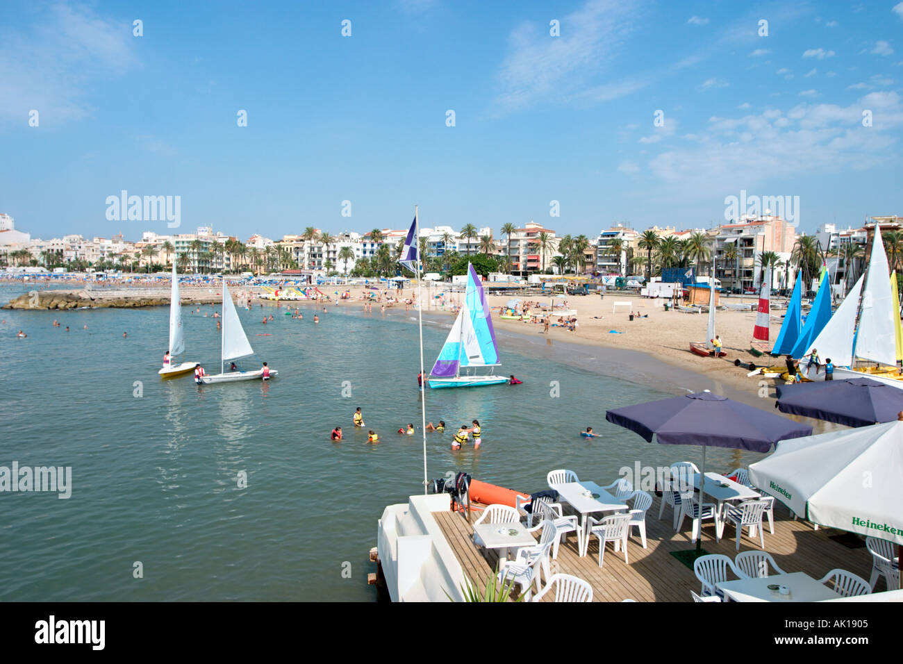 La Principale Plage De Sitges Près De Barcelone Costa