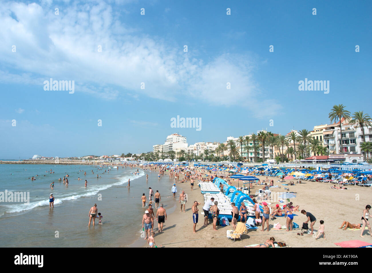 La principale plage de Sitges, près de Barcelone, Costa Dorada (Costa Daurada), Catalogne, Espagne Banque D'Images