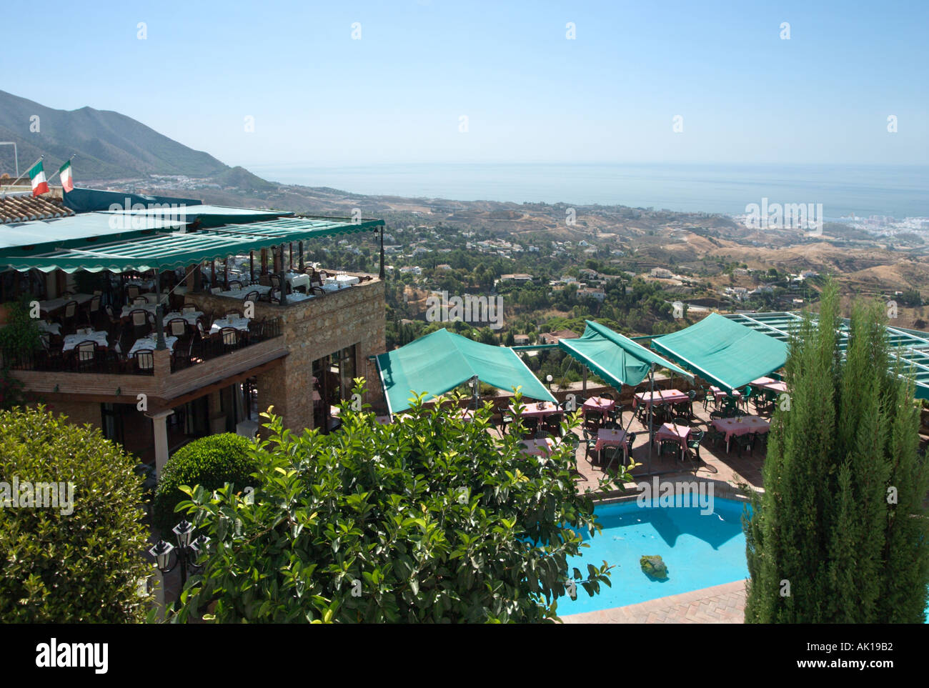 Restaurant à flanc de colline et vue sur la côte , Mijas, Costa del Sol, Andalousie, Espagne Banque D'Images