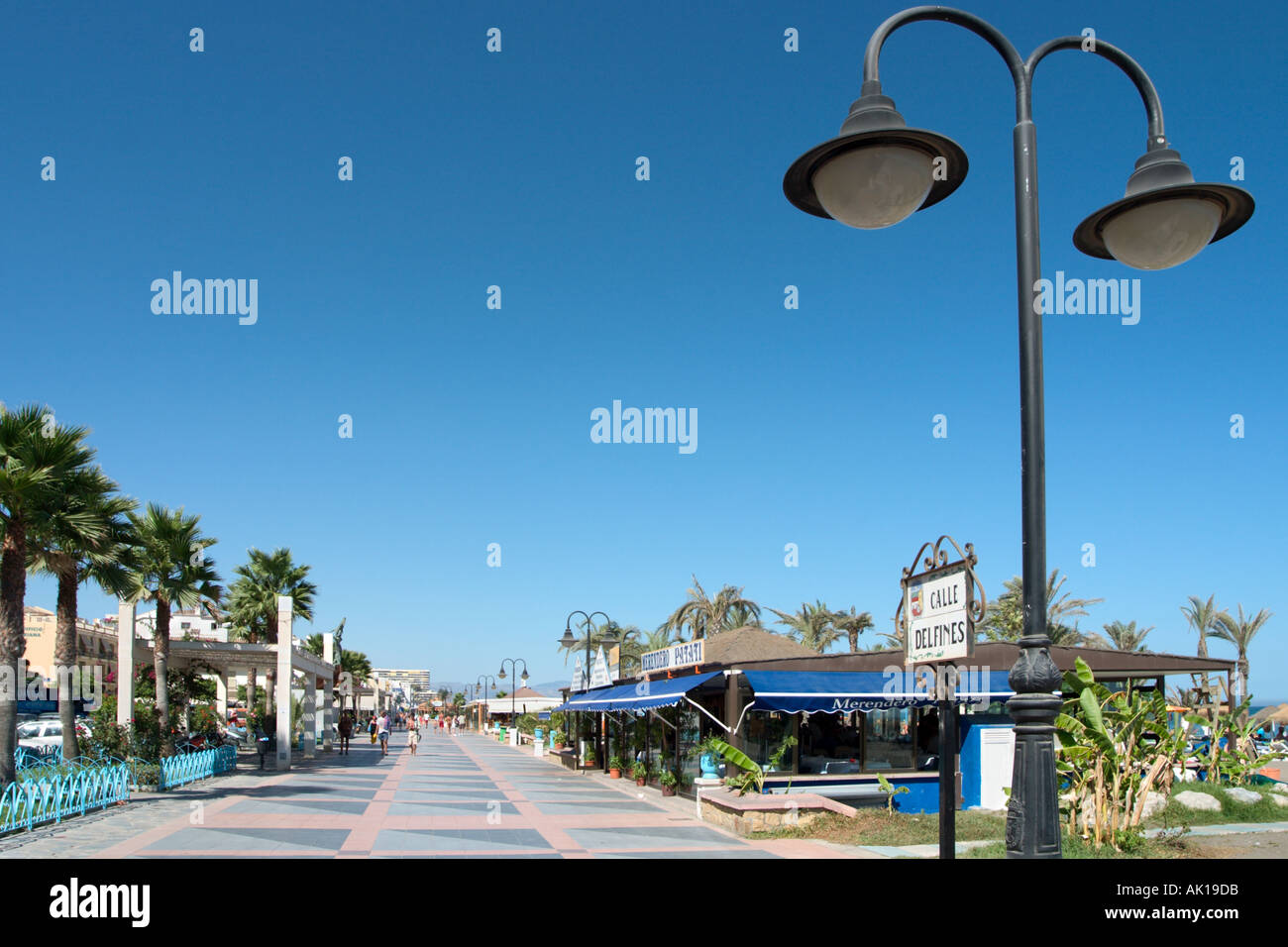 La promenade du front de mer (Paseo Maritimo) par la plage de Playa de la Carihuela, Torremolinos, Costa del Sol, Andalousie, Espagne Banque D'Images