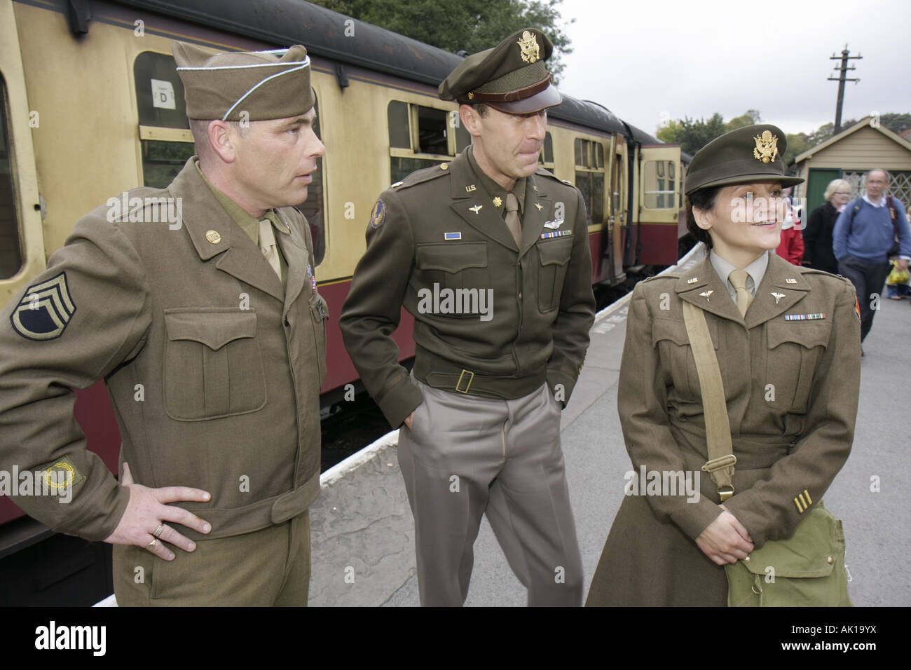 Angleterre du Royaume-Uni Yorkshire du Nord,Pickering,North Yorkshire Moors Railway,week-end des années 1940,vêtements d'époque de la Seconde Guerre mondiale,passagers rider riders,Ameri Banque D'Images