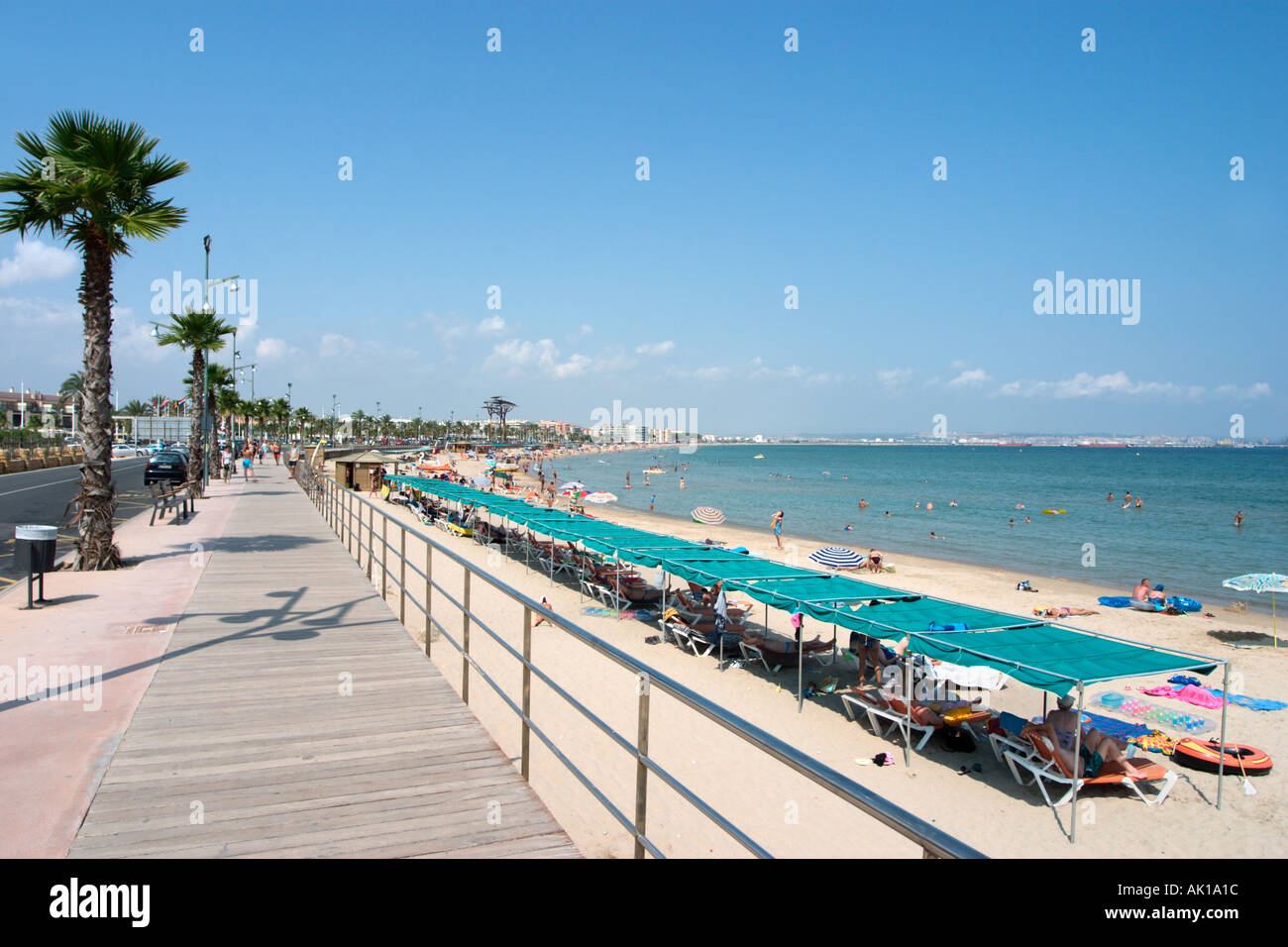 Plage et de la promenade à La Pineda, près de Salou, Costa Dorada (Costa Daurada), Catalogne, Espagne Banque D'Images