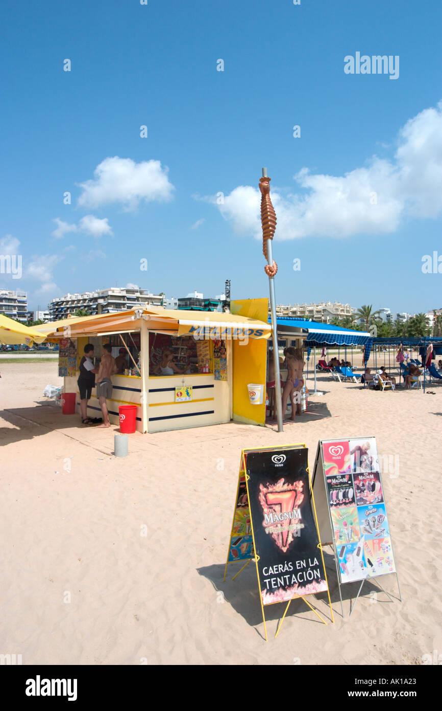 Beach bar sur la plage principale, Salou, Costa Dorada (Costa Daurada), Catalogne, Espagne Banque D'Images