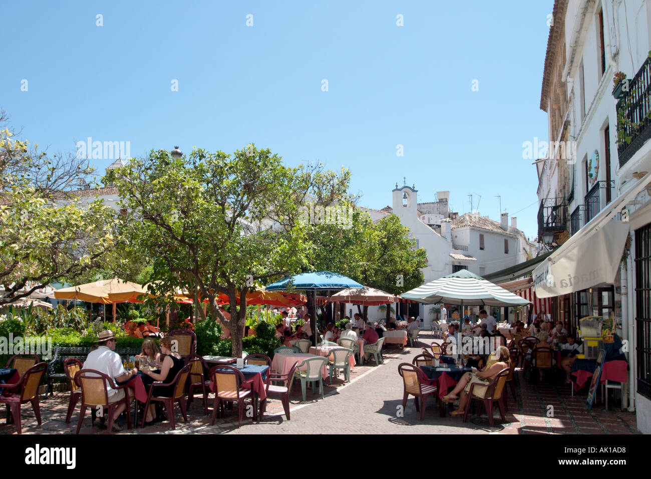 Cafe de la chaussée sur la Plaza de los Naranjos, Casco Antiguo (Vieille Ville), Marbella, Costa del Sol, Andalousie, Espagne Banque D'Images