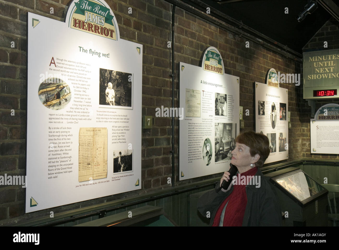 Royaume-Uni Angleterre Nord Yorkshire, Thirsk, Kirkgate, James Herriot Museum, tout ce qui est grand et petit auteur, femme femme, audioguide, UK07101322 Banque D'Images