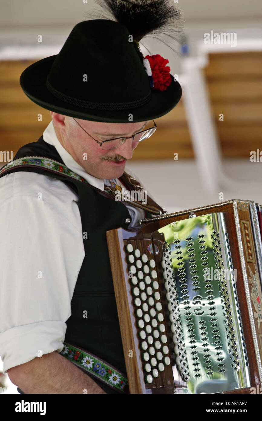 Musicien en vêtements bavarois à l'accordéon Photo Stock - Alamy