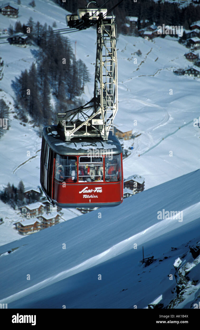 Le téléphérique Pseudocidal à Saas Fee en tenant les skieurs jusqu'à la montagne Banque D'Images