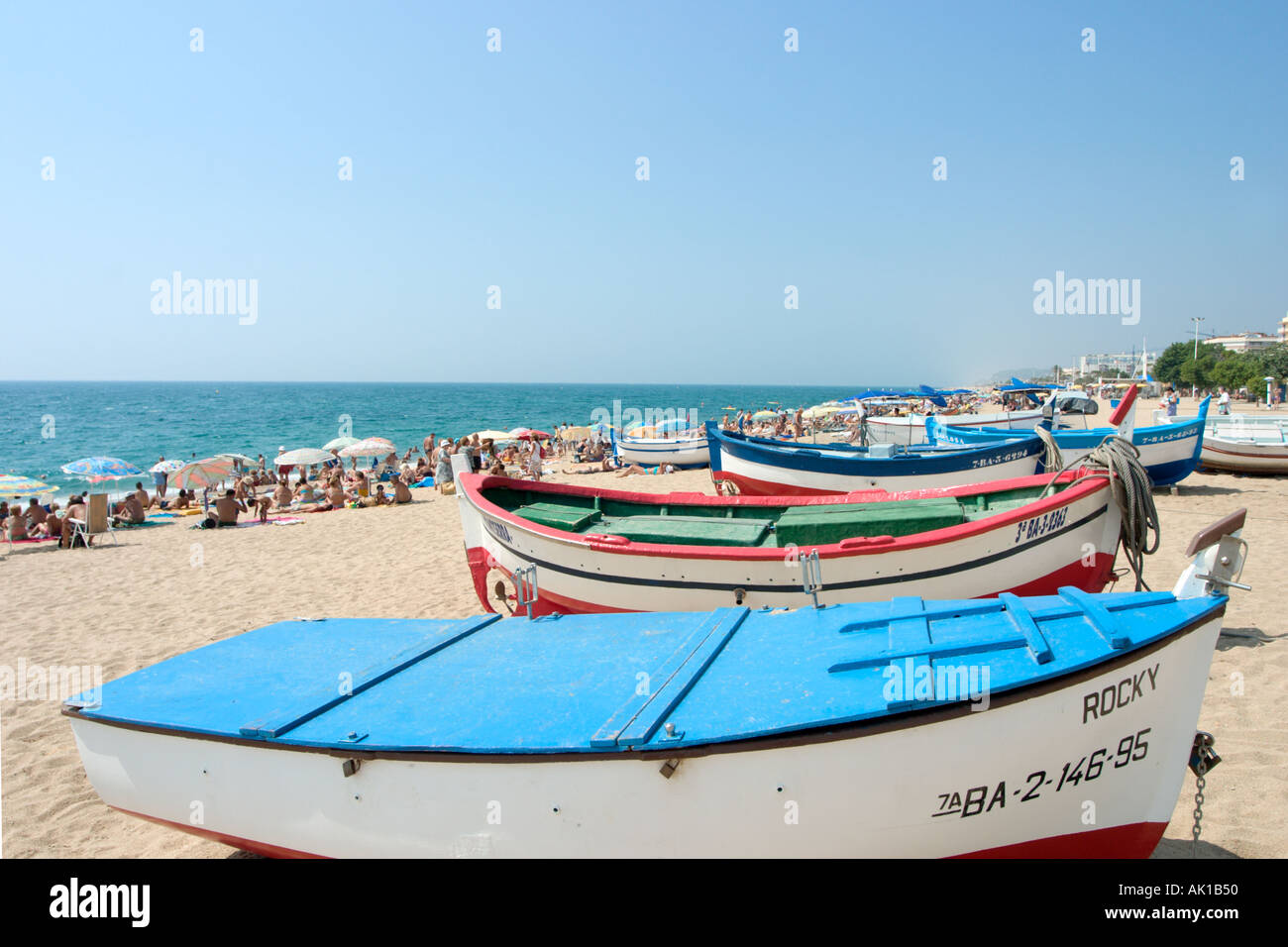 Plage de Pineda de Mar, Costa Brava, Catalogne, Espagne Banque D'Images