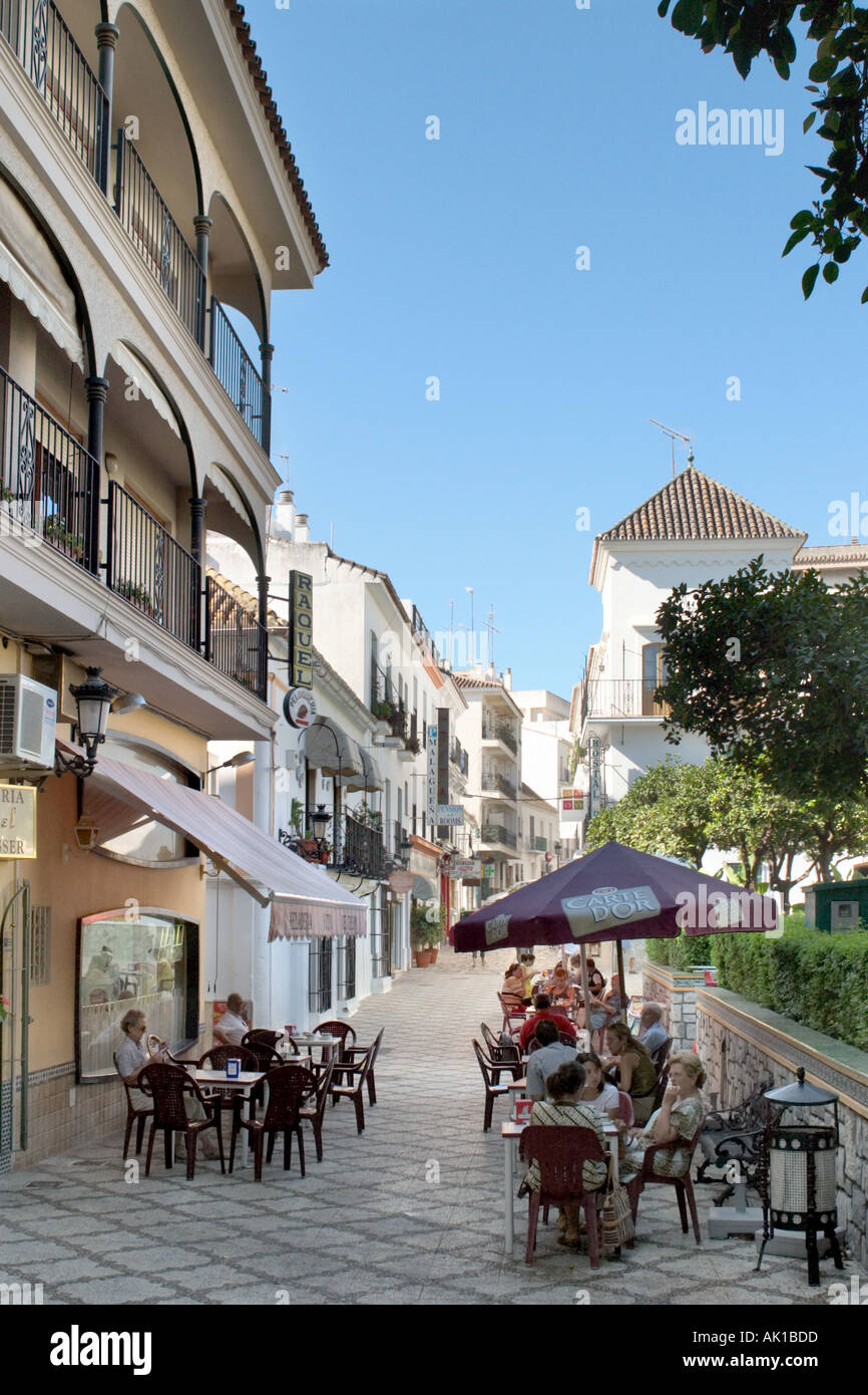 Café dans la vieille ville, Estepona, Costa del Sol, Andalousie, Espagne Banque D'Images