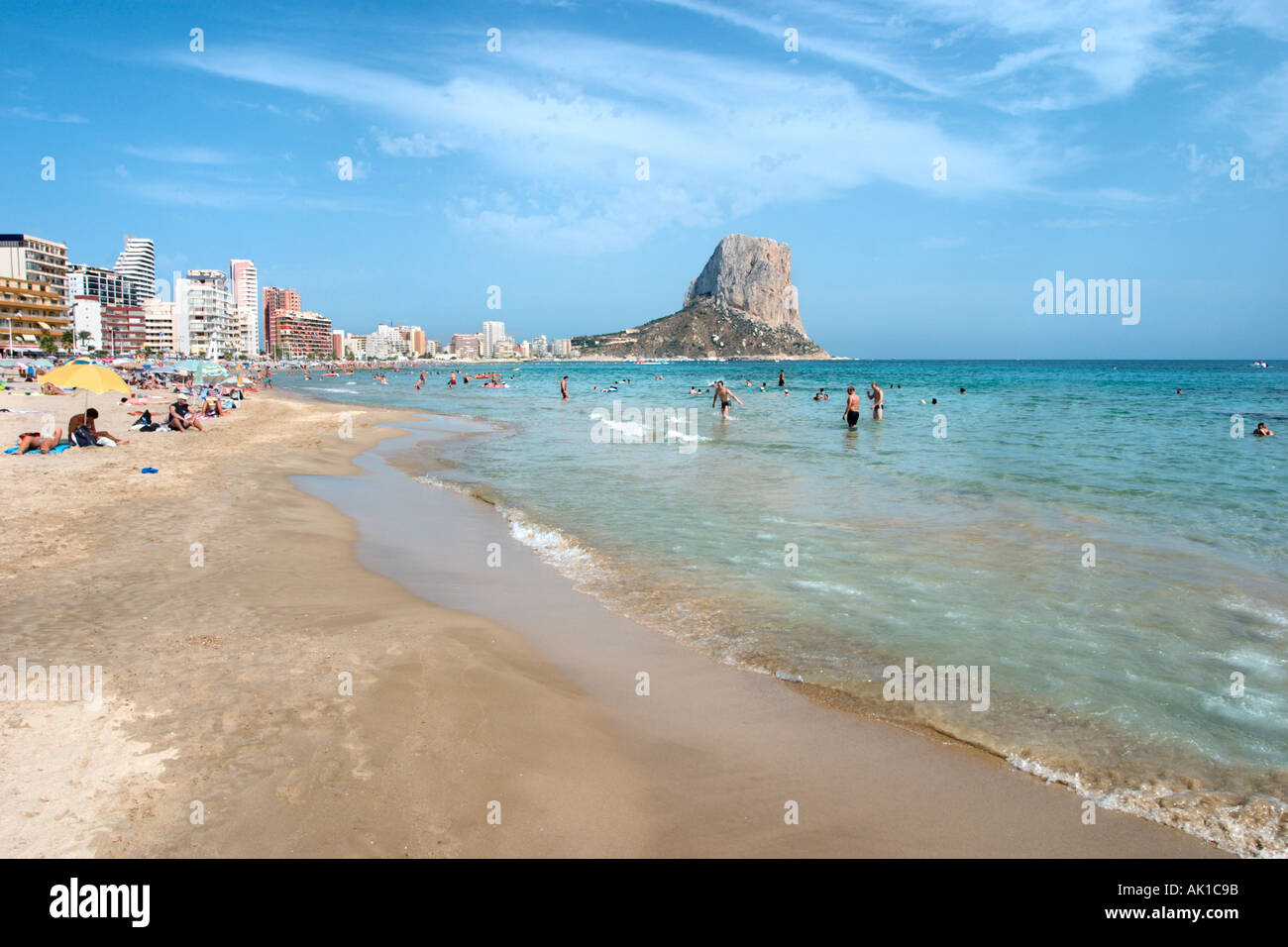 La principale plage de Calpe en regardant vers le Peñon de Ifach, Costa Blanca, Espagne Banque D'Images