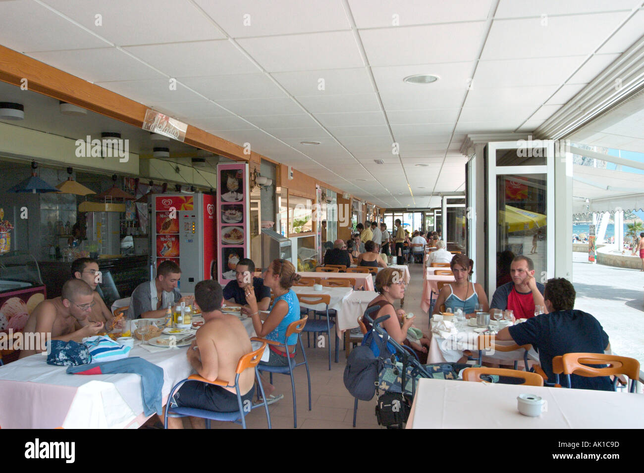 Restaurant en bord de mer dans le centre-ville, à Calpe, Costa Blanca, Espagne Banque D'Images