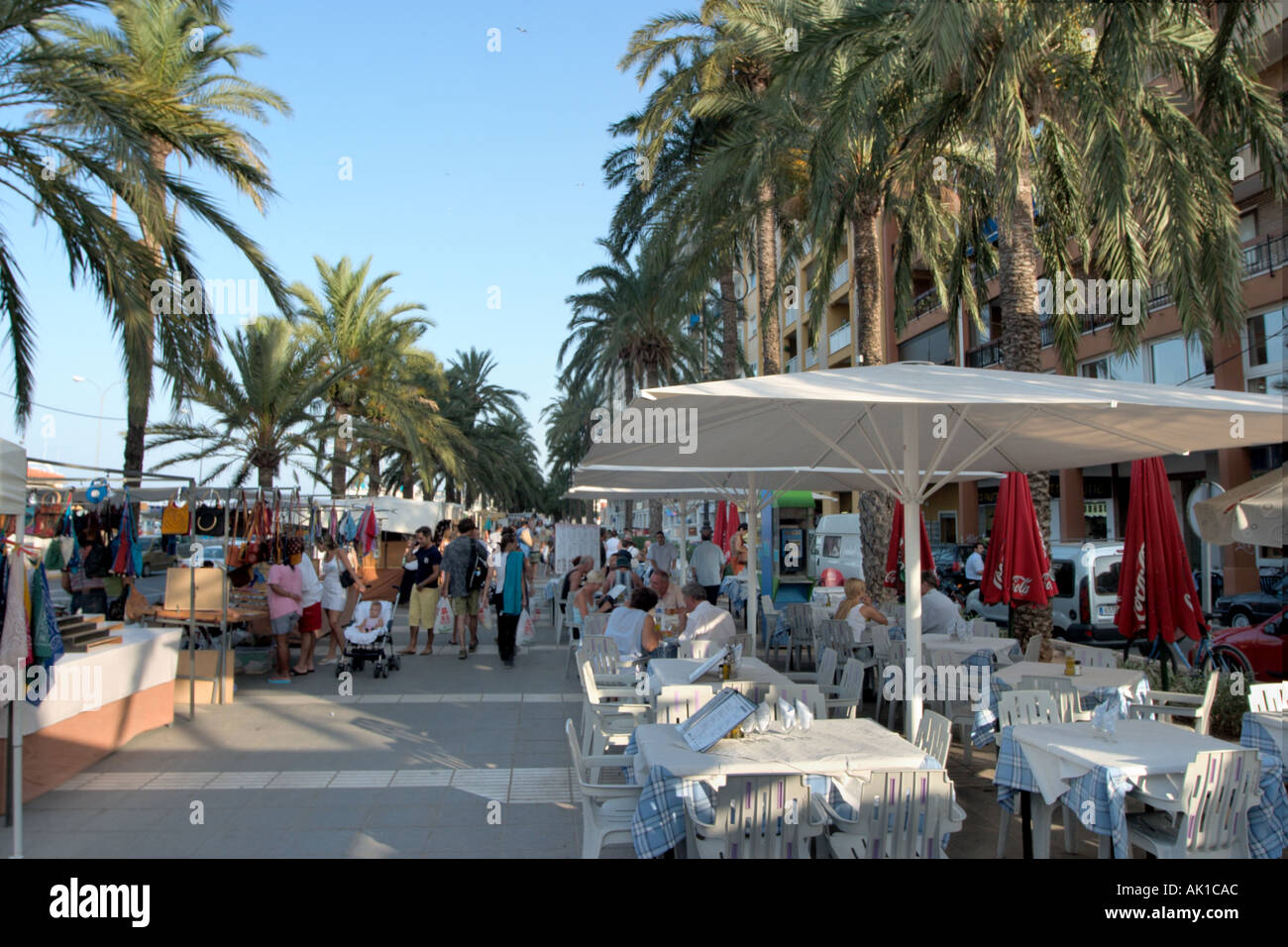 Caféterrasse sur le front de mer à Denia, Costa Blanca, Espagne Photo