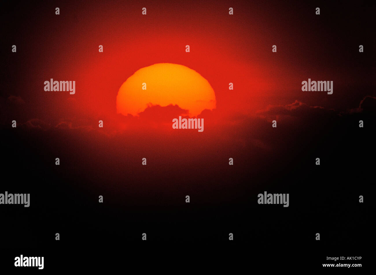 Avis de soleil avec des nuages sombres. Banque D'Images