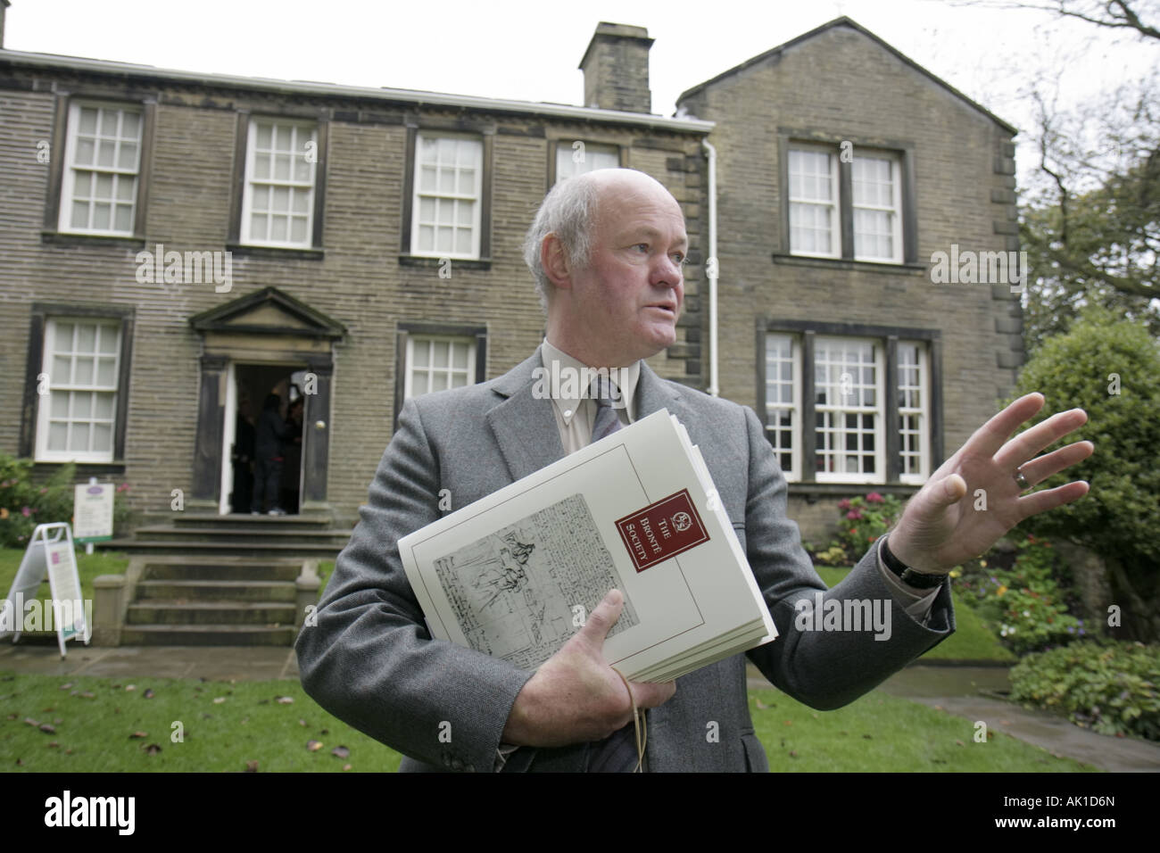 Royaume-Uni Angleterre Nord Yorkshire,Haworth,Church Street,Bronte Parsonage Museum,Bronte Sisters,écrivains,romanciers,directeur de musée,UK071014027 Banque D'Images