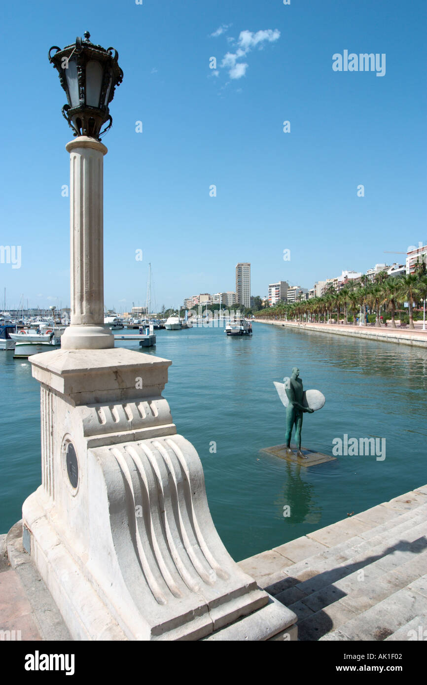 Statue d'un surfeur et décoratives lampost sur le front de mer à Alicante, Costa Blanca, Espagne Banque D'Images