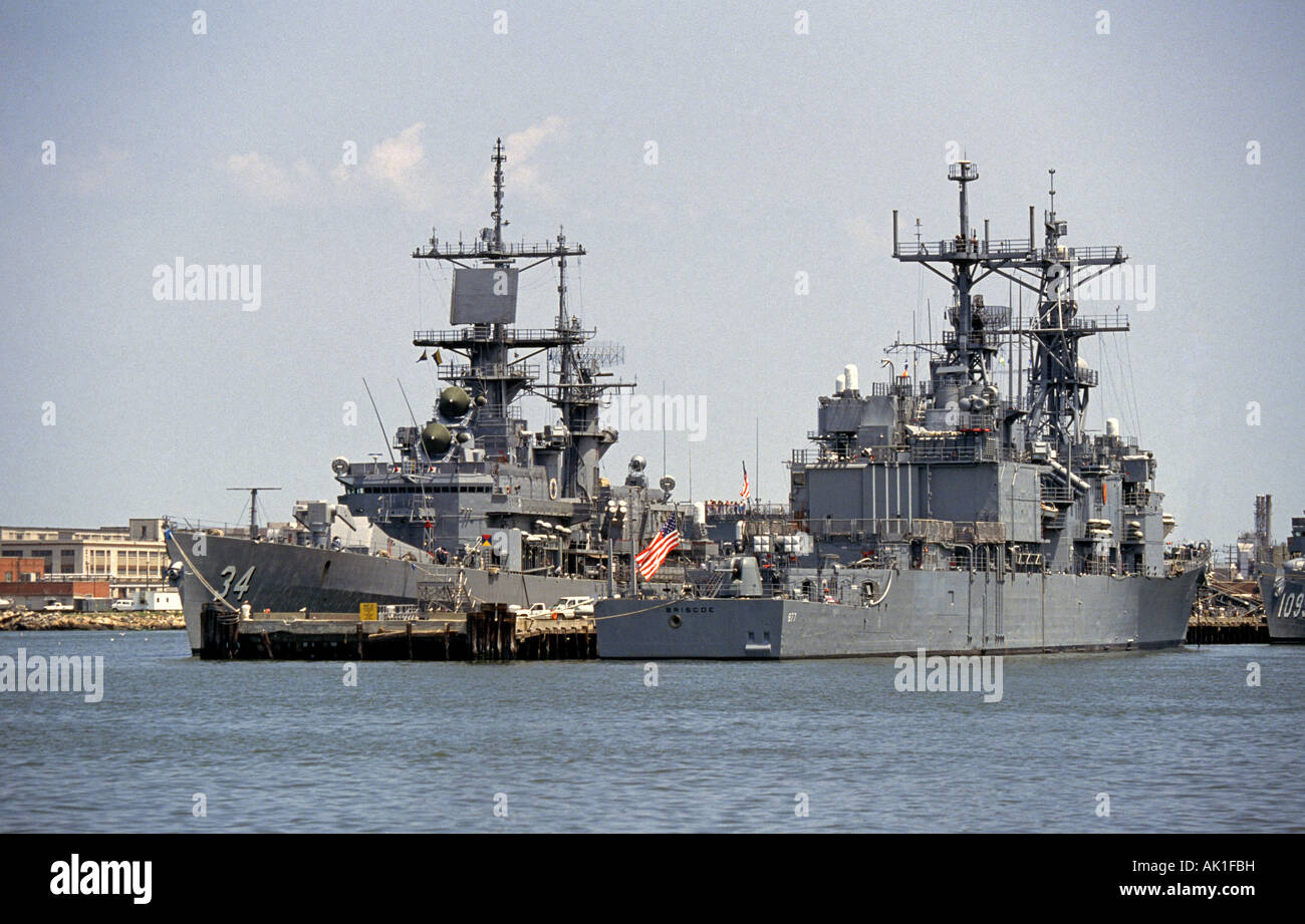 Une vue de destroyers de la marine américaine y compris la Briscoe le quinzième des 31 destroyers de la classe Spruance dans la Marine Banque D'Images