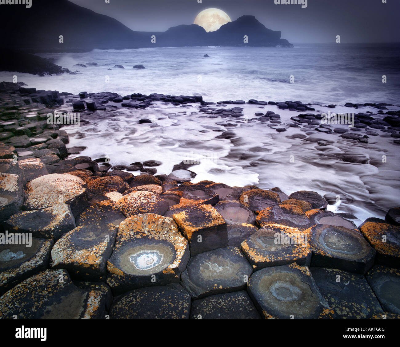 Fr - IRLANDE DU NORD : Lune sur Giant's Causeway Banque D'Images