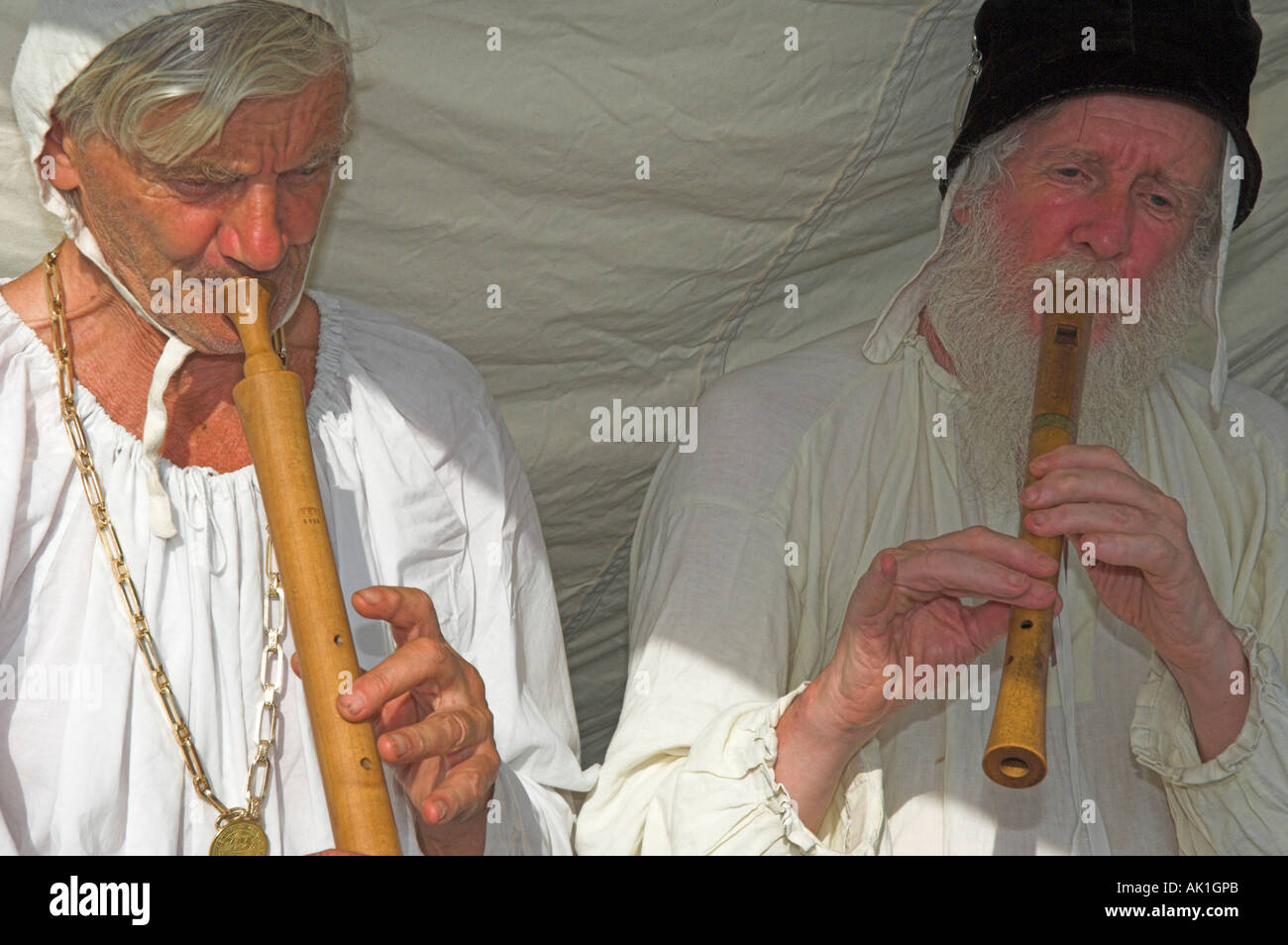 Libre de deux musiciens jouant des instruments à vent médiévale enregistreur chalemie en costume de reconstitution à Banque D'Images