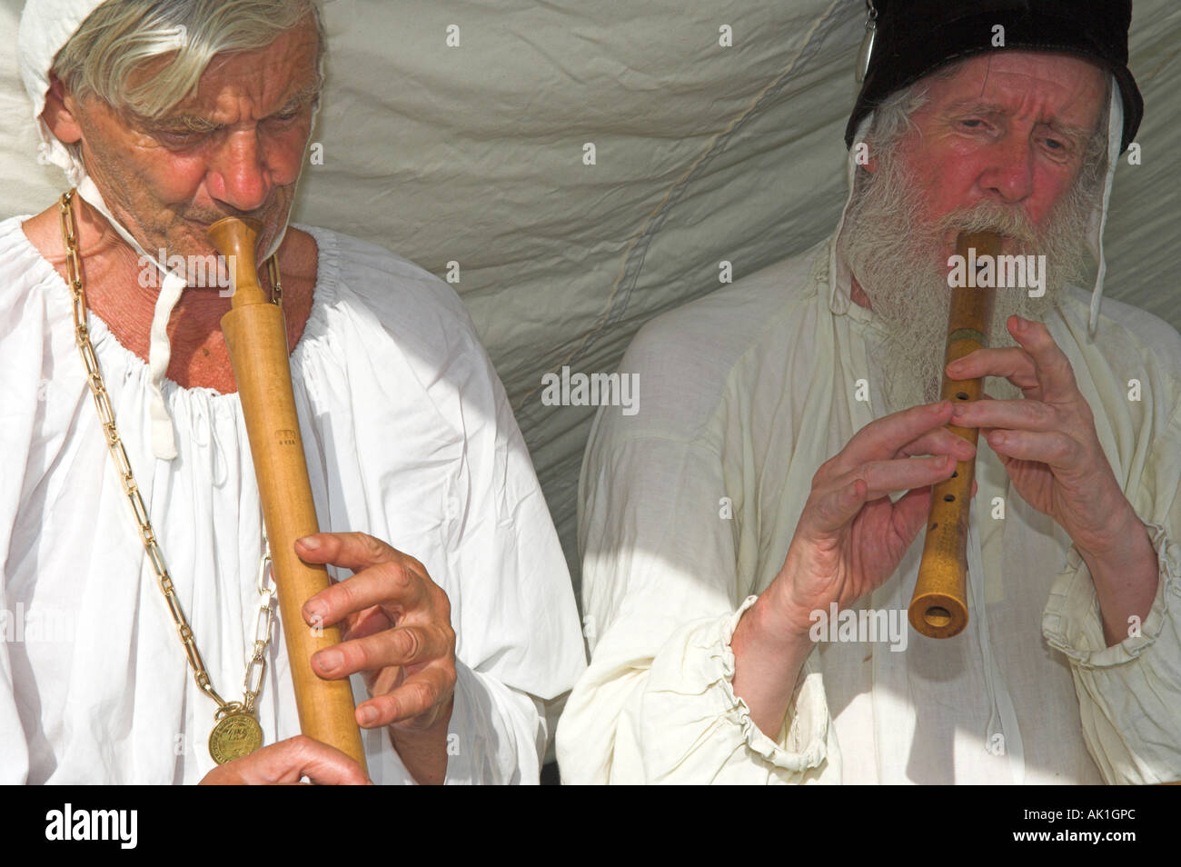 Libre de deux musiciens jouant des instruments à vent médiévale enregistreur chalemie en costume de reconstitution à Banque D'Images