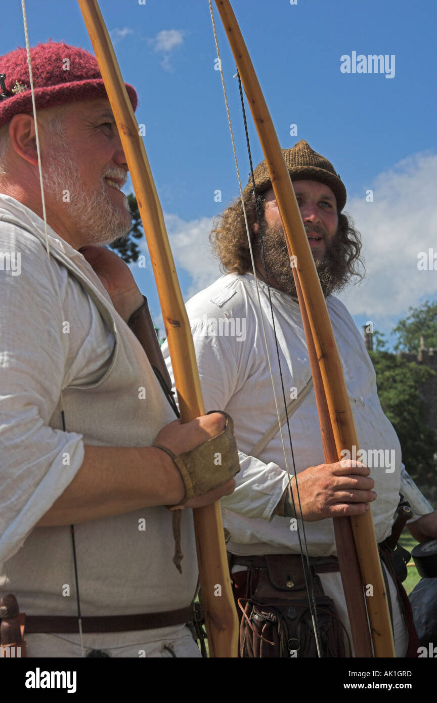 Deux archers longbow médiéval au château de Berkeley Festival joute Stroud, Gloucestershire, près de Bristol Banque D'Images