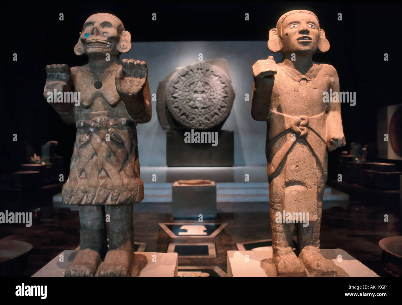 Coatlicue Xiuxtecuhtli statues et calendrier aztèque au Musée national d'anthropologie de Mexico Banque D'Images
