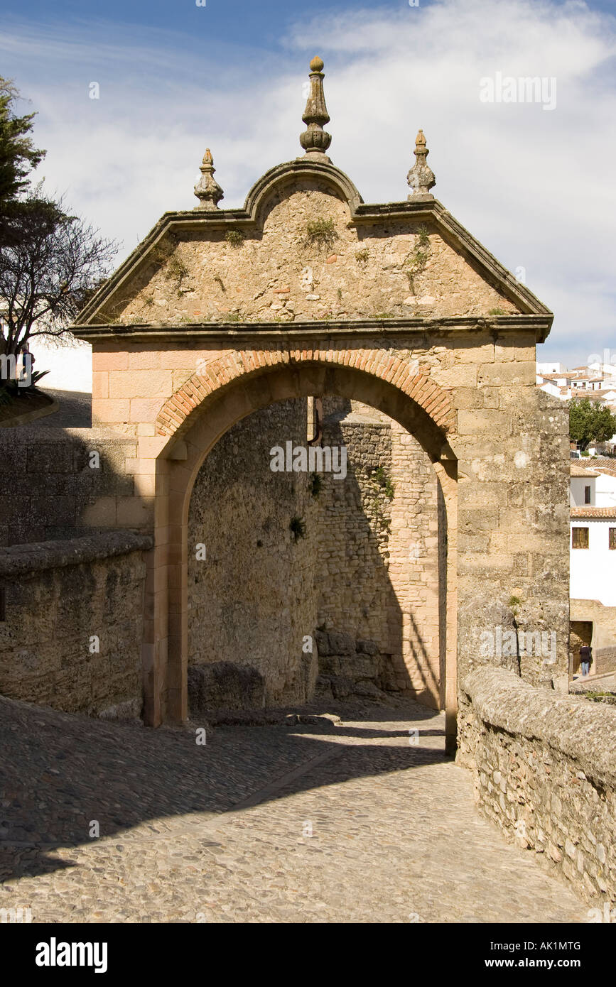 Philip V porte qui mène à l'ancien pont sur le Tajo de Ronda, Andalousie, espagne. Banque D'Images