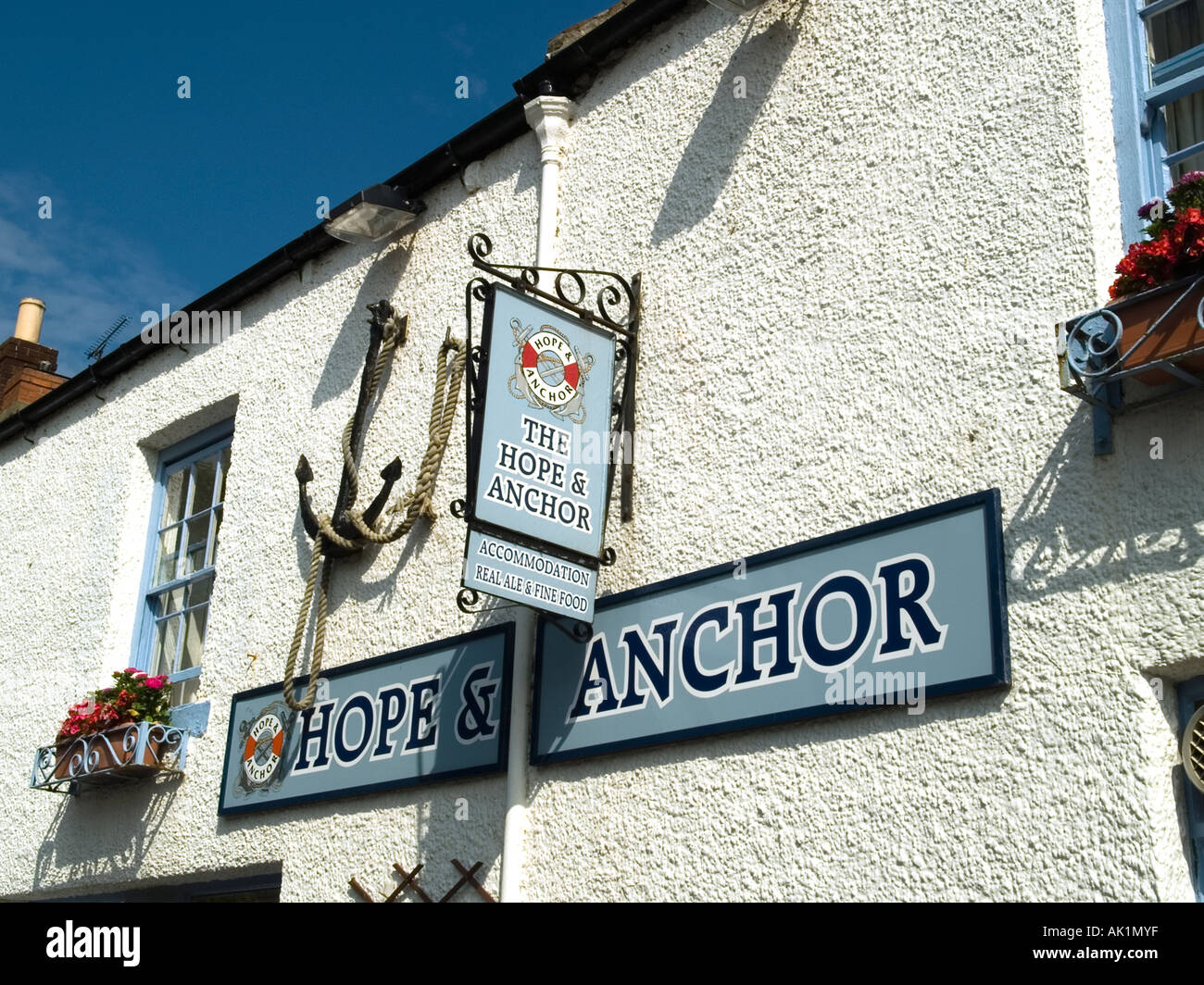 Un signe bleu et blanc pour l'espoir et l'Ancrage public house dans Blackpool Lancashire UK Banque D'Images