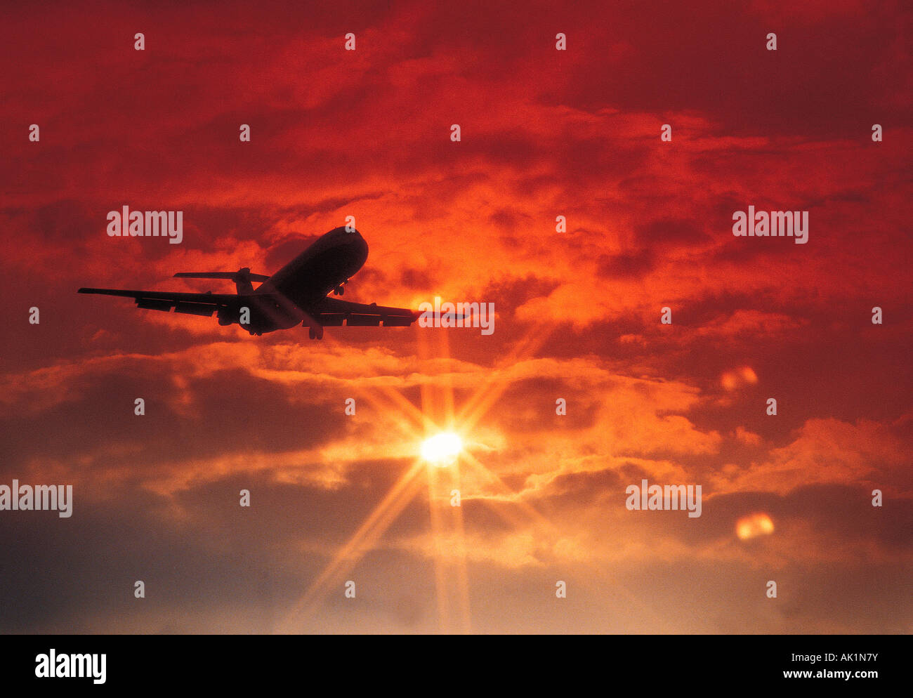 Avions commerciaux de passagers volant dans le coucher du soleil. Banque D'Images