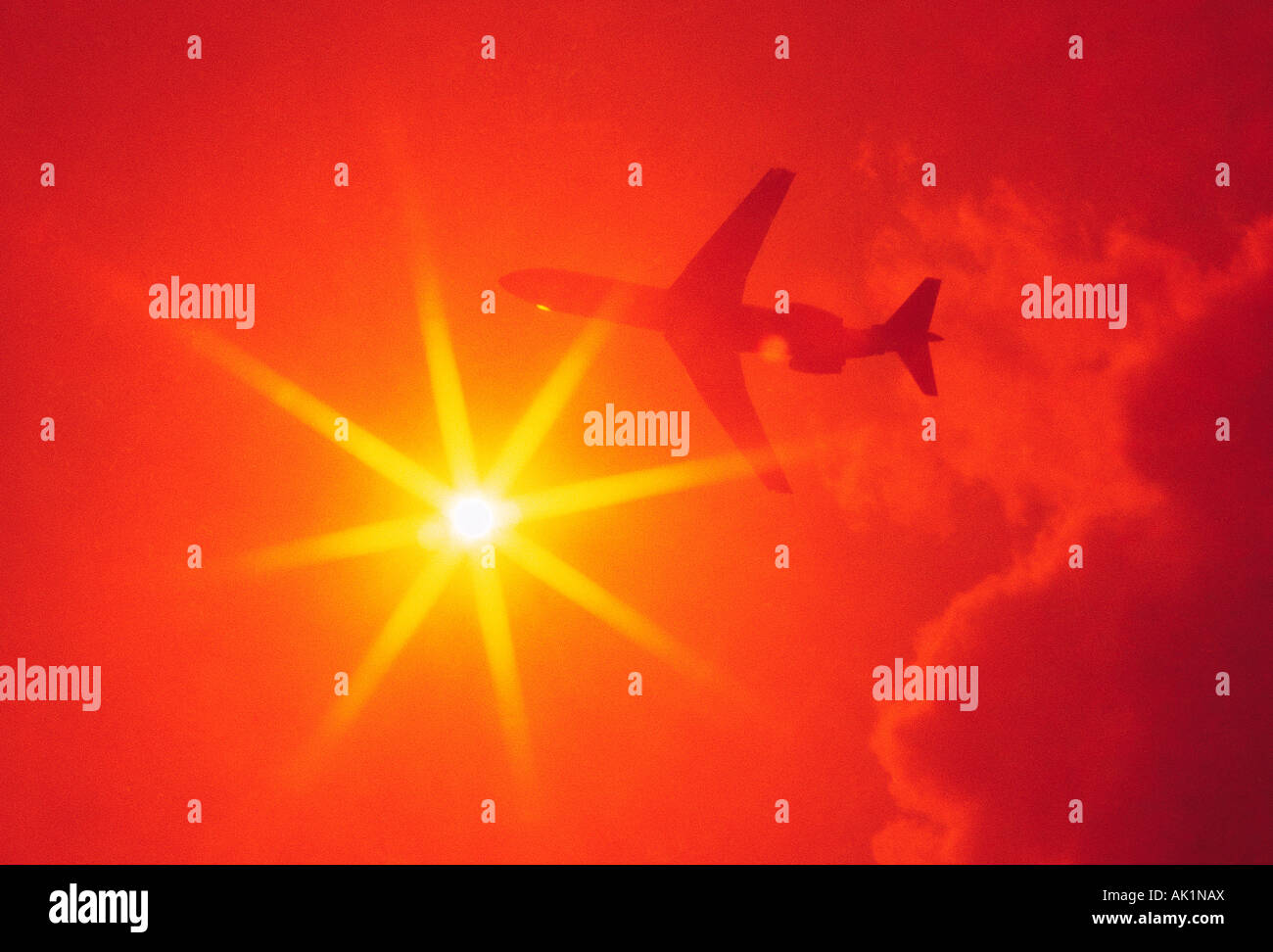 Avions commerciaux de passagers voler à travers le soleil. Banque D'Images