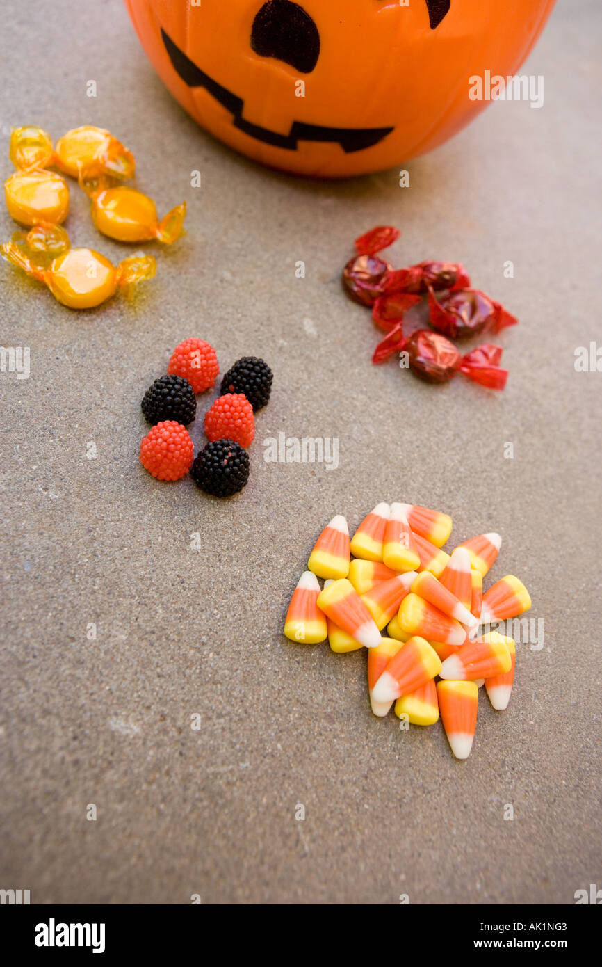 Bonbons d'halloween regroupées par catégorie après tour ou traitement à la citrouille Banque D'Images